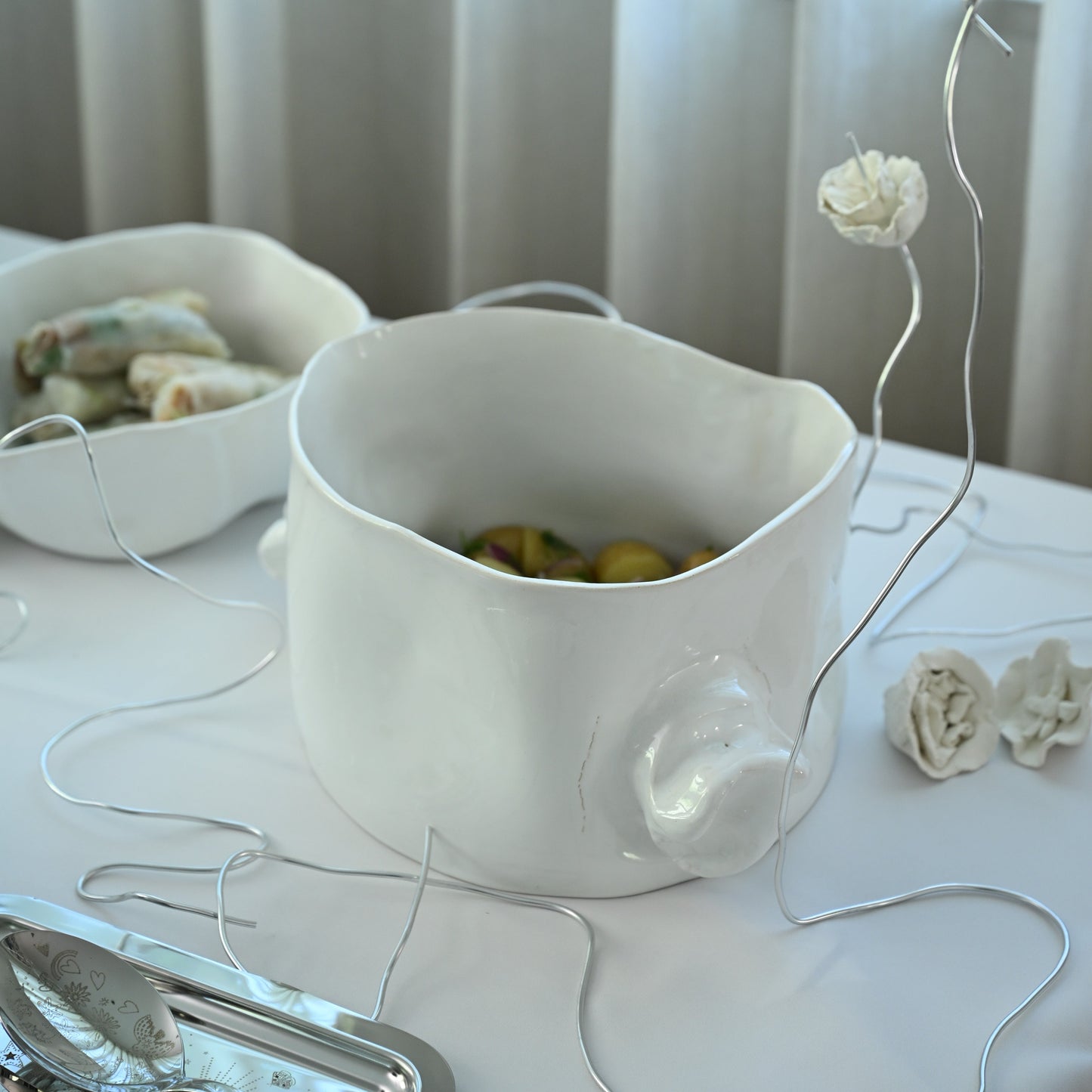 Ceramic deep bowl with handles